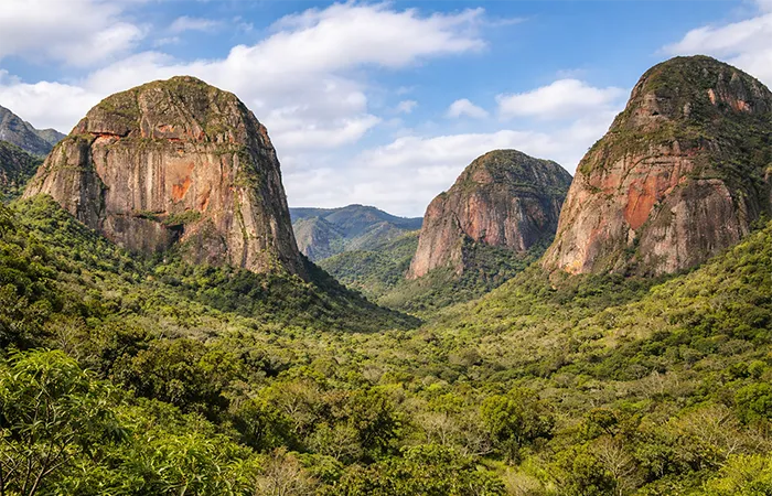 Amboró-Nationalpark: Dicht bewaldete Berglandschaft mit markanten Felsformationen