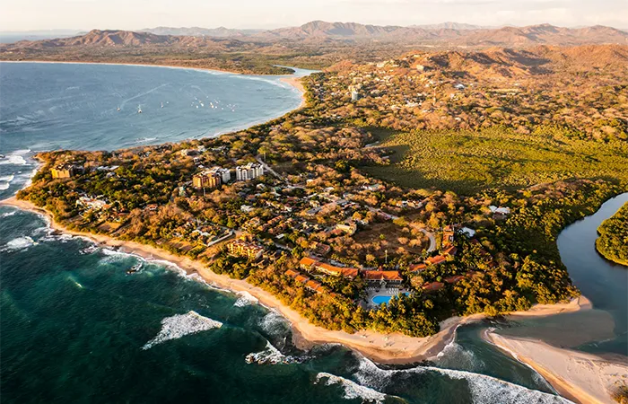 Vue aérienne de la côte du Guanacaste avec ses plages dorées, son océan bleu turquoise et ses stations balnéaires.