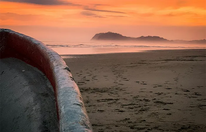 Coucher de soleil sur la plage de Santa Teresa sur la péninsule de Nicoya avec le Pacifique et des tons orangés chauds.