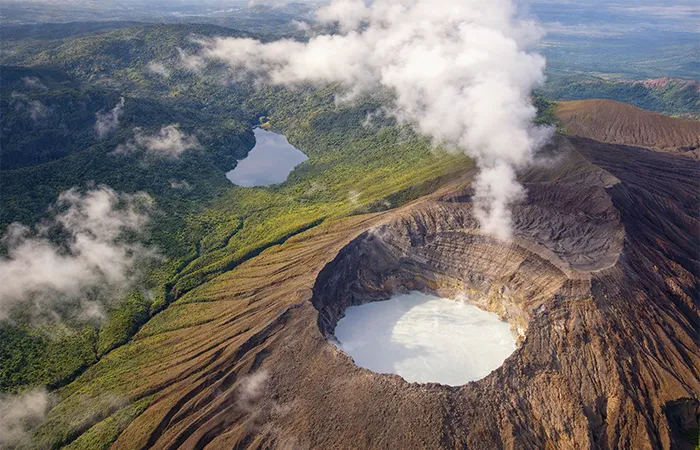 Cratère volcanique avec des fumerolles fumantes dans le parc national Rincón de la Vieja au Costa Rica.