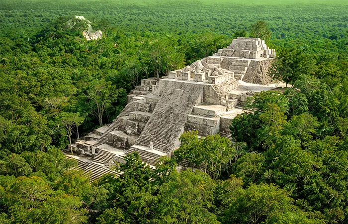 Luftaufnahme der Maya-Stätte El Mirador mit monumentaler Pyramide, umgeben von dichtem Regenwald im Norden Guatemalas