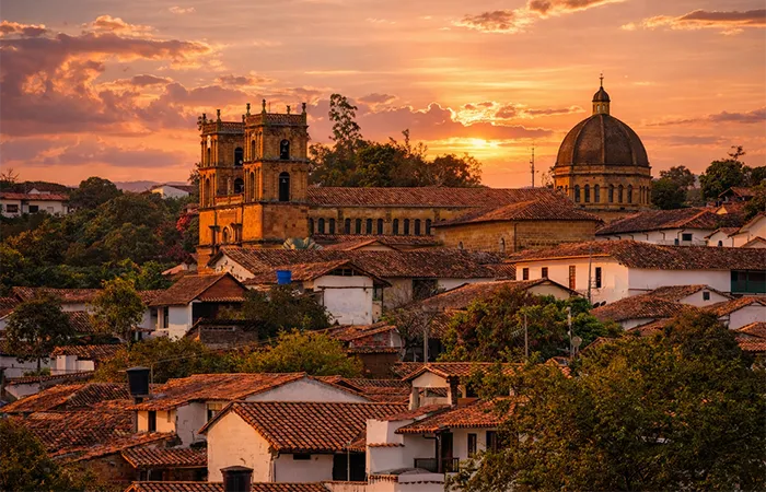 Koloniale Kleinstadt in Kolumbien mit Ziegeldächern, historischer Kirche und warmem Abendlicht