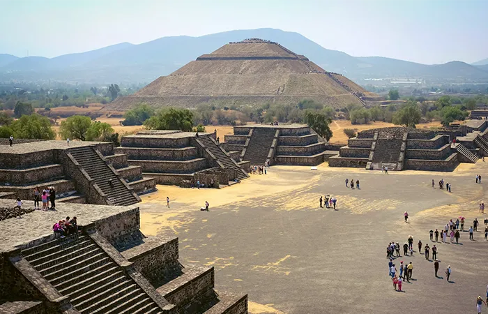 Archäologische Stätte Teotihuacán mit Sonnenpyramide und breiter Prozessionsstraße nahe Mexiko-Stadt