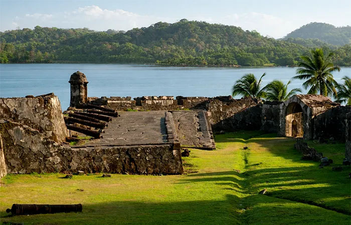 Ruinas históricas de fortaleza en Portobelo con vista a la bahía y testimonios de la cultura afrocaribeña Congo