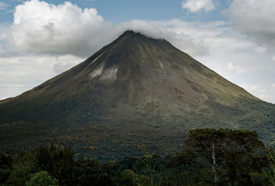 Volcan au sommet conique et paysage boisé au Costa Rica