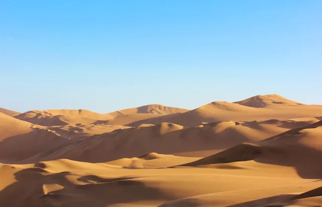 Sanddünen der Huacachina-Oase in der peruanischen Wüste