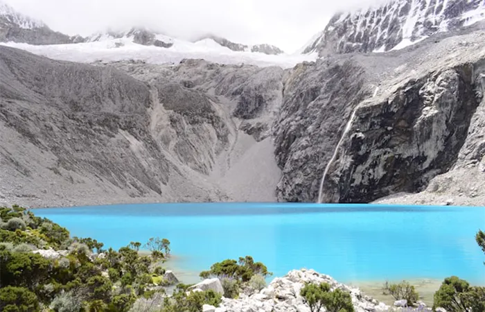 Türkisblaue Laguna 69 in der Cordillera Blanca mit schneebedeckten Bergen