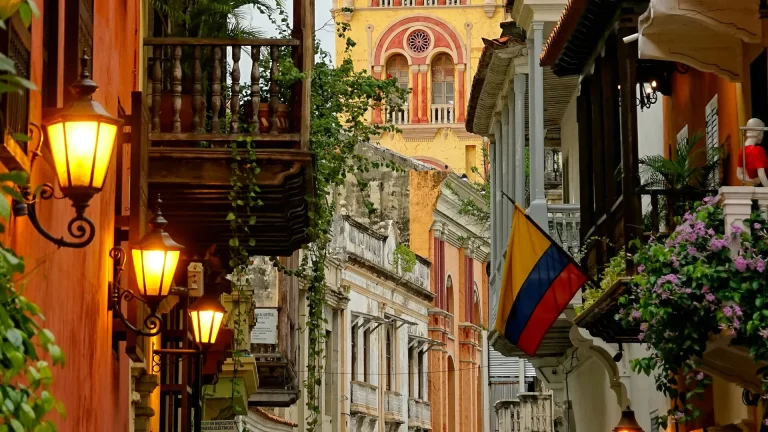 Koloniale Altstadt von Cartagena mit Balkonen und kolumbianischer Flagge